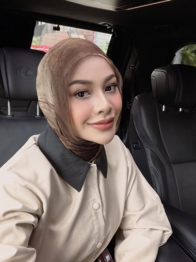 Gaya padu padan hijab pashmina viscose bermotif yang dikenakan Aurel Hermansyah memberikan kesan elegan sekaligus santai yang sangat pas untuk acara buka puasa bersama. Tekstur kainnya yang ringan dan jatuh secara alami memberikan kenyamanan maksimal. Gaya hijab dengan ujung pashmina yang dimasukkan rapi ke dalam kerah baju memberikan tampilan yang praktis, dan modern. Padu padan ini menonjolkan detail kerah pada bagian dada busana. Foto: Dok. Instagram @aurelie.hermansyah.