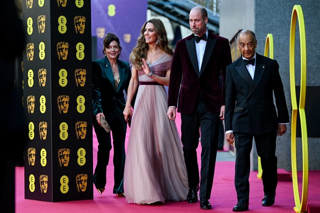 Tiba di Royal Festival Hall, London, Princess of Wales memilih untuk mengenakan kembali gaun koleksi lamanya—sebuah koleksi Gucci berwarna raspberry dan rose pink yang pertama kali ia pakai pada 2019. Foto: REUTERS/Jaimi Joy/Pool