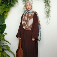 Natasha Rizki membentuk hijab pashmina viscose bermotif abstrak nuansa biru-cokelat dengan long dress berwarna cokelat tua memberikan tampilan syari dan elegan. Penggunaan material kain yang ringan dengan juntaian hijab yang menjuntai rapi menutupi dada, cocok menjadi inspirasi busana yang nyaman dan santun untuk menghadiri acara buka puasa bersama. Foto: Dok. Instagram @leu__official.