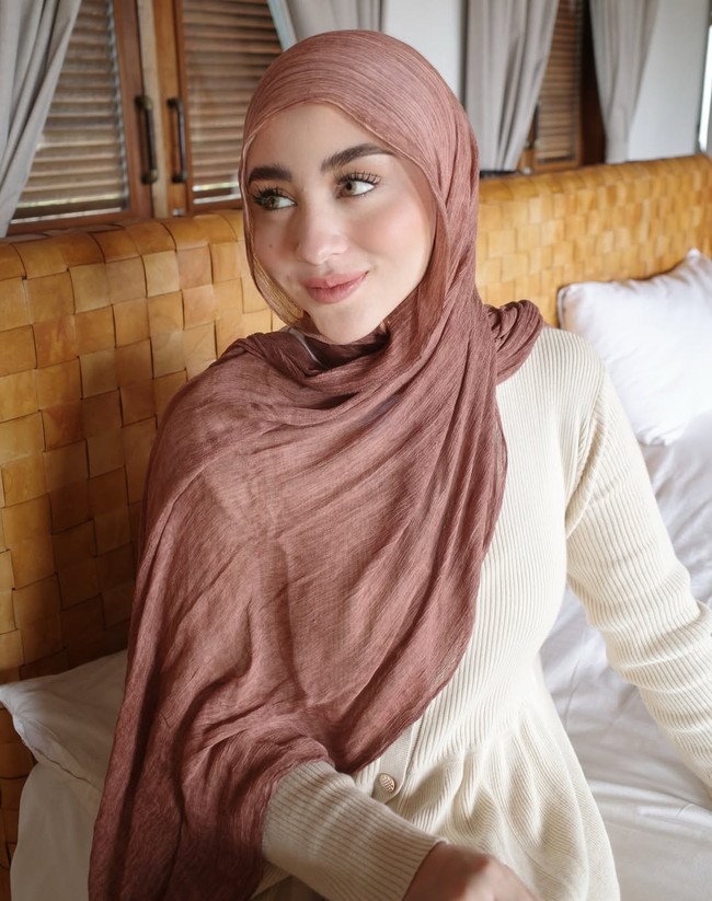 Inspirasi busana Margin Wieheerm dengan hijab pashmina viscose polos warna cokelat yang senada dengan atasan knit cream menciptakan kesan minimalis untuk acara buka puasa bersama. Foto: Dok. Instagram @marginw.