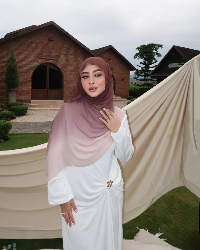 Gaya outfit Margin Wieheerm yang memadukan pashmina viscose polos dengan atasan berwarna senada memberikan tampilan minimalis yang elegan untuk inspirasi acara buka puasa bersama. Penggunaan hijab yang dililit rapi menonjolkan tekstur material yang ringan, menciptakan kesan mewah namun tetap nyaman untuk dikenakan sepanjang hari. Foto: Dok. Instagram @marginw.
