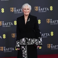 Sempat menghadiri peragaan busana koleksi Erdem Moralıoğlu Autumn/Winter 2026 di London Fashion Week pada hari yang sama, Glenn Close mempercayakan penampilannya pada sang desainer. Ia mengenakan setelan dua potong hitam-putih dengan motif floral grafis yang tegas dan artistik. (Foto: REUTERS/Isabel Infantes)