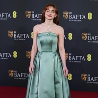 Kolaborasi Sadie Sink dan stylist Molly Dickson menghasilkan tampilan yang penuh kejutan. Dari depan, gaun hijau sage strapless dengan struktur rapi tampak lembut dan elegan. Namun pada bagian belakang, detail cut-out di pinggang yang diikat satu strap memberi sentuhan edgy yang tak terduga. Detail origami mempermanis pada bagian neckline. (Foto: REUTERS/Isabel Infantes)