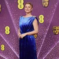 Pemenang kategori Aktris Terbaik lewat perannya di Hamnet, Jessie Buckley, tampil striking dalam gaun biru rancangan Chanel. Warna cerah tersebut membuatnya tampil standout di antara palet warna gelap yang mendominasi malam itu. (Foto: Max Cisotti/Dave Benett/Getty Images)