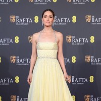 Aktris Rose Byrne membuktikan bahwa tren butter yellow belum akan pudar dalam waktu dekat. Ia tampil anggun mengenakan gaun halterneck rancangan khusus dari Miu Miu. Siluet yang sederhana tapi feminin membuat tampilannya terlihat modern sekaligus effortless. (Foto: Karwai Tang/WireImage)