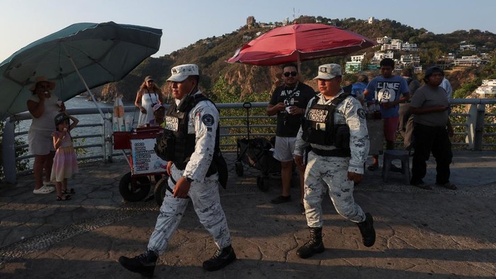 Gembong narkoba Meksiko Nemesio Oseguera, yang dikenal dengan julukan El Mencho, dilaporkan tewas dalam operasi militer di negara bagian Jalisco. Kabar tersebut disampaikan oleh sumber pemerintah setempat dan langsung diikuti dengan pengetatan keaman