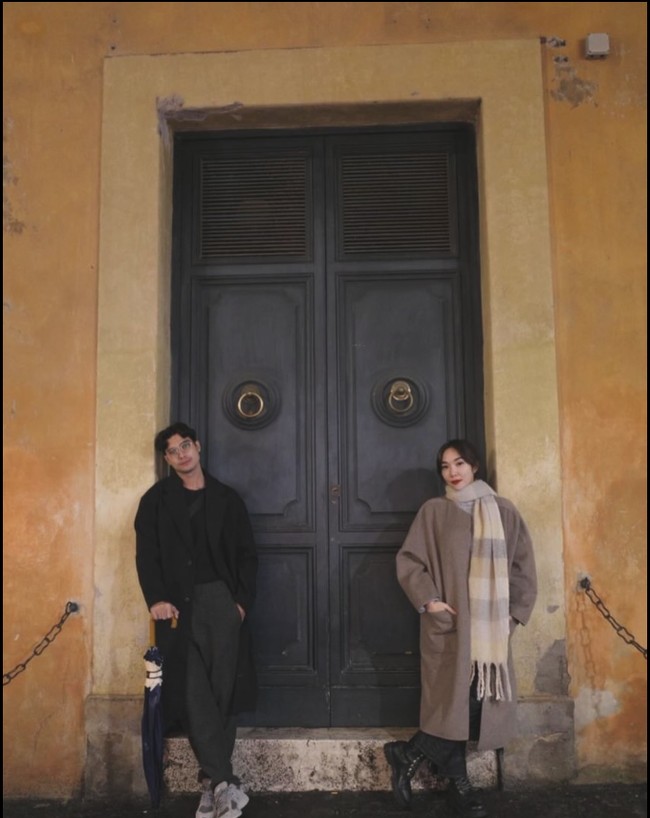 Cinta Brian dan Gisella Anastasia tampak menghabiskan waktu berlibur bersama dengan bertolak ke Roma. Keduanya asik berkeliling mengunjungi beragam tempat wisata di sana. Foto: Instagram/@gisel_la