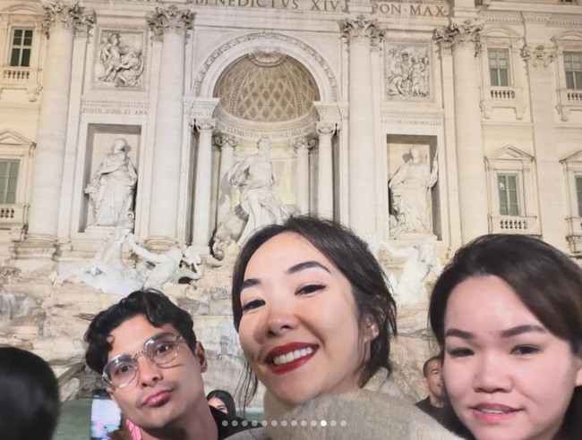 Tak hanya berdua, terlihat Gisel dan Cinta jalan-jalan bersama rekan mereka. Dalam foto tampak ketiganya berpose bersama. Foto: Instagram/@gisel_la