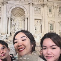 Tak hanya berdua, terlihat Gisel dan Cinta jalan-jalan bersama rekan mereka. Dalam foto tampak ketiganya berpose bersama. Foto: Instagram/@gisel_la