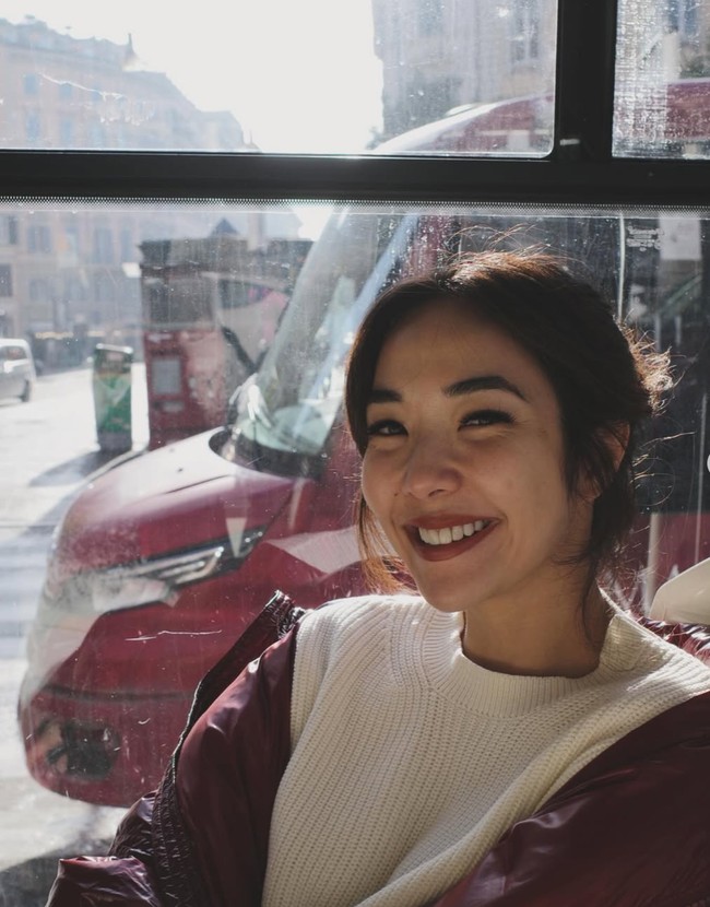 Gisel tampil dengan riasan minimalis. Alisnya tampak dibuat lebih tebal dan rapi, sementara bibirnya dipulas dengan lipstik merah. Foto: Instagram/@gisel_la