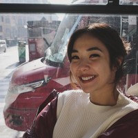 Gisel tampil dengan riasan minimalis. Alisnya tampak dibuat lebih tebal dan rapi, sementara bibirnya dipulas dengan lipstik merah. Foto: Instagram/@gisel_la