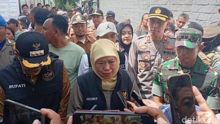 Gubernur Jawa Timur Khofifah Indar Parawansa tinjau banjir di Probolinggo