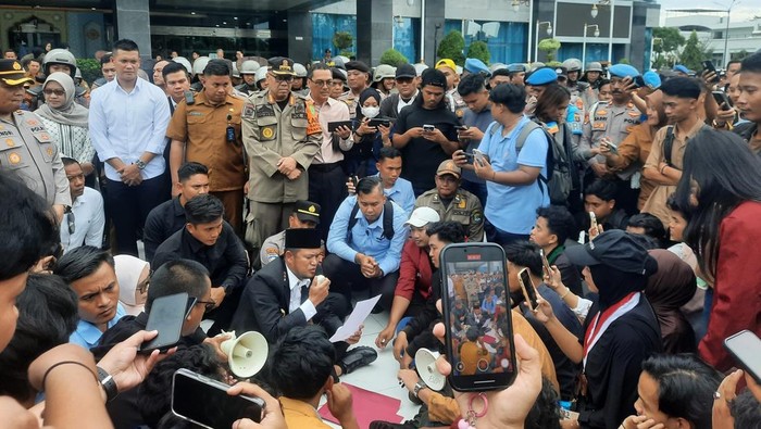 Gubernur Kalimantan Timur (Kaltim), Rudy Masud menemui massa mahasiswa yang menggelar demonstrasi di depan Kantor Gubernur Kaltim, Senin (23/2/2026) sore.