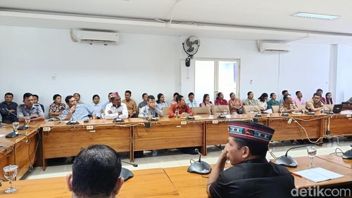 Guru-guru sekolah swasta menghadiri rapat dengar pendapat (RDP) dengan DPRD Manggarai Barat, Senin (23/2/2026).