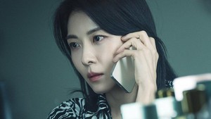 Ha Ji Won didapuk memerankan Chu Sang Ah. Dia merupakan mantan artis top yang kini flop karena banyak hal. Beberapa proyeknya gagal terus sampai insiden pembunuhan 10 tahun lalu mencuat lagi benar-benar jadi ancaman buat ketenarannya. (Foto: dok. ENA)