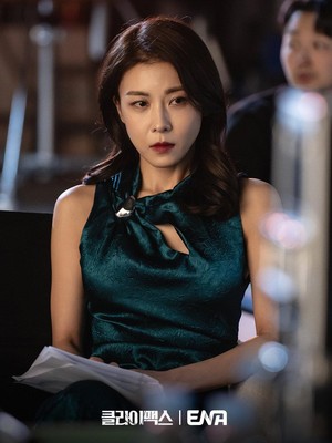 Potret Ha Ji Won Jadi Mantan Artis Top di Drakor Climax