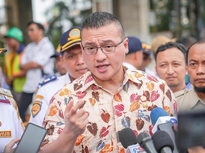 Anggota DPRD DKI Jakarta, Fraksi PDI Perjuangan Hardiyanto Kenneth Memberikan Keterangan Kepada Awak Media Tentang Kemacetan yang Terjadi di Lokasi Pembangungan Flyover Grogol, Jakarta Barat.
