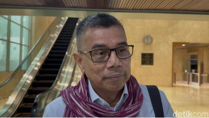Anggota Komisi III DPR sekaligus Kapoksi Fraksi Demokrat, Hinca Pandjaitan, di Kompleks Parlemen, Senayan, Jakarta, Senin (23/2/2026).