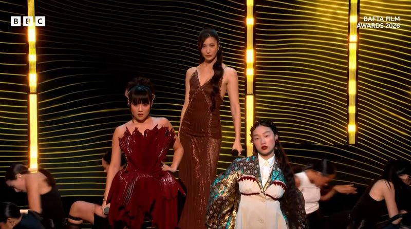 HUNTR/X (ki-ka) Rei Ami, EJAE, Audrey Nuna, saat membawakan lagu Golden di panggung BAFTA 2026, Royal Festival Hall, London, pada Minggu (23/2/2026).