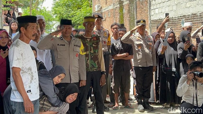 Ibu Bripda Dirja menangis histeris melepas jenazah anaknya di Pinrang usai diduga tewas dianiaya senior.