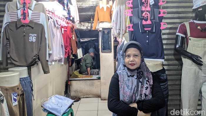 Ibu Lela dengan lapak jualannya