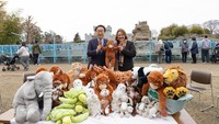 Monyet Punch dan Boneka Ora-Mama yang Selalu Dipeluknya