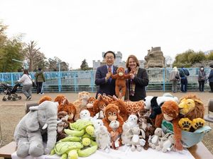 Monyet Punch dan Boneka Ora-Mama yang Selalu Dipeluknya