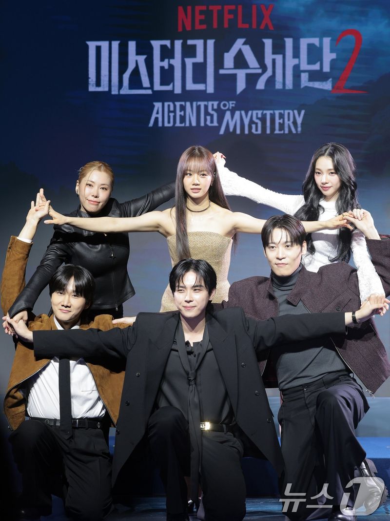 Interaksi Kim Do Hoon dan Karina aespa tuai sorotan publik. Sang aktor dituding mengelus tangannya saat konferensi pers Agents of Mystery 2.