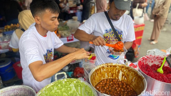Istana Bubur yang laris manis di Pasar Takjil Benhil