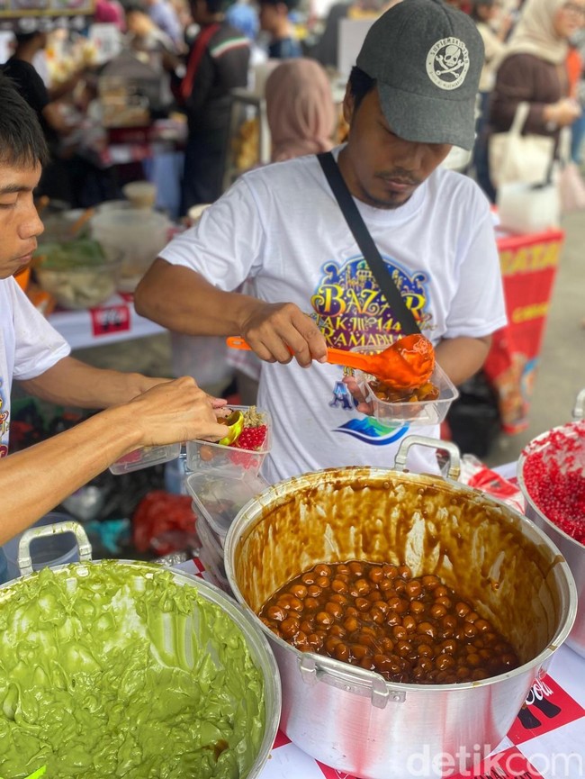 Rela Antre 30 Menit Demi Cicip Takjil Bubur Safar yang Legit