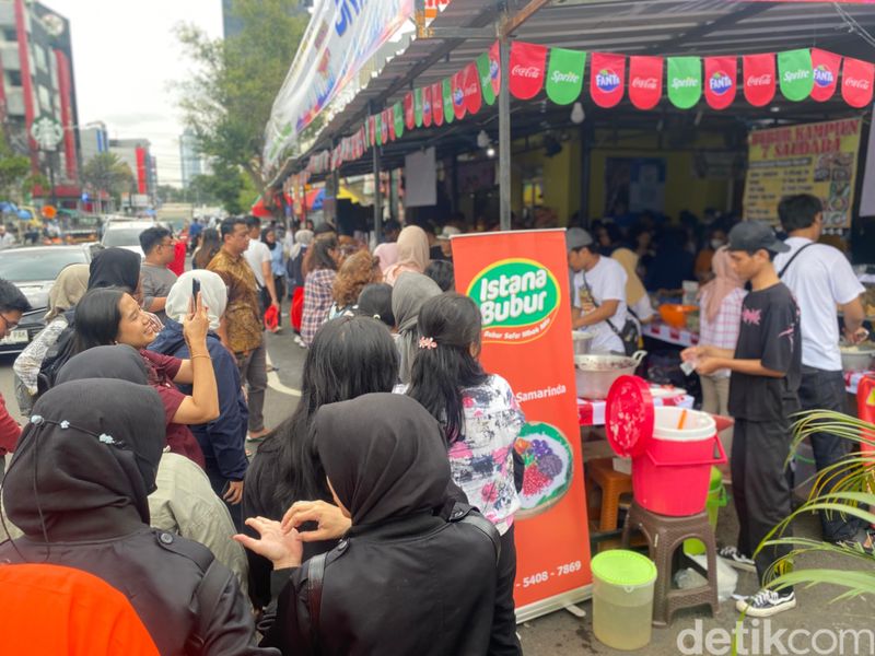 Istana Bubur Istana Bubur yang laris manis di Pasar Takjil Benhil