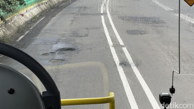 Jalan berlubang di jalur langit Transjakarta koridor 13. (Adhfar/detikcom)