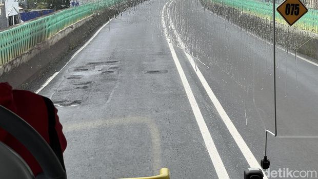 Jalan berlubang di jalur langit Transjakarta koridor 13. (Adhfar/detikcom)