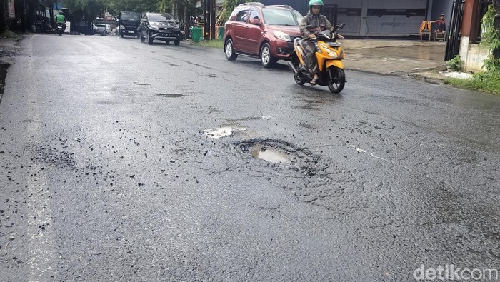 Jalan berlubang di Kota Malang