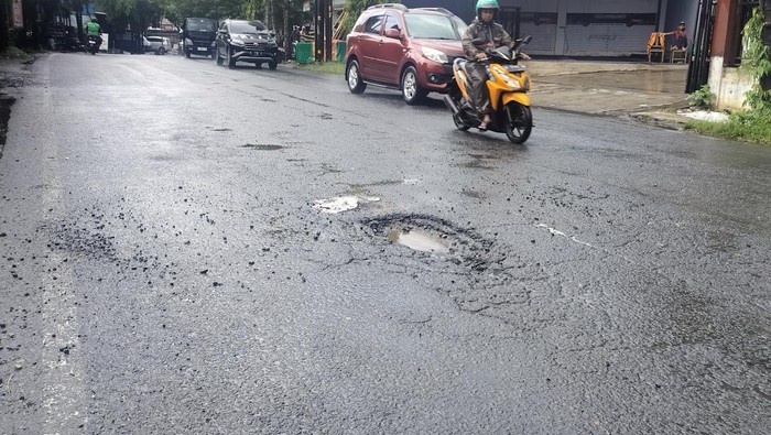 Penampakan jalan berlubang di Kota Malang
