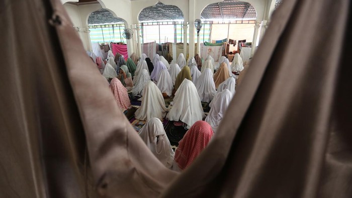 Jamaah suluk menutupi kepalanya dengan selendang dan surban saat mengikuti zikir dalam ibadah suluk di kawasan kompleks Dayah Serambi Mekkah, Meulaboh, Aceh Barat, Aceh, Senin (23/2/2026). Kegiatan spiritual ibadah suluk yang lazimnya dilaksanakan pada bulan Ramadhan tersebut diikuti berbagai kelompok usia dengan memperbanyak dzikir, shalat sunah serta ibadah lainnya yang bertujuan untuk membersihkan hati, menyucikan jiwa dari dosa dan mendekatkan diri kepada Allah SWT. ANTARA FOTO/Syifa Yulinnas/bar