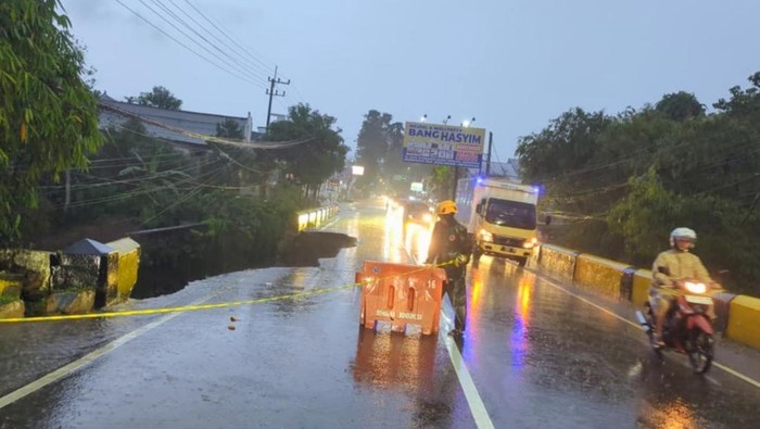 Jembatan penghubung Jember-Bondowoso ambrol