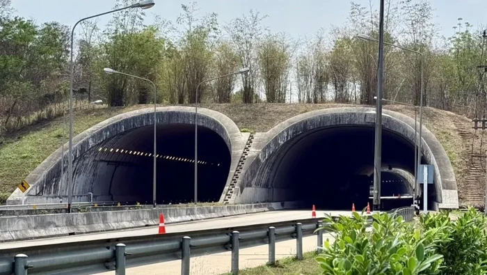 Jembatan penyeberangan satwa liar yang menghubungkan Hutan Warisan Dunia Thap Lan dan Khao Yai  di Thailand
