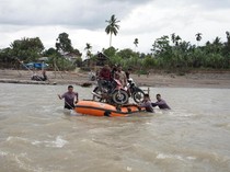 Video: Jembatan Rusak Akibat Banjir, Warga Aceh Aktivitas Pakai Perahu Karet