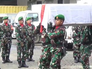 Jenazah Serda Hamdani Korban Serangan KKB Tiba di Maros, Langsung Dimakamkan