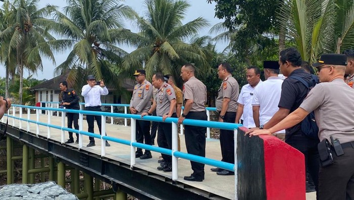 Kapolda Riau Irjen Pol Herry Heryawan mengecek kesiapan Jembatan Merah Putih Presisi di Kampar yang akan segera diresmikan, Senin (23/2/2026). Pada kesempatan itu, Irjen Herry Heryawan juga mengunjungi sekolah dasar dan membagikan bantuan alat sekola