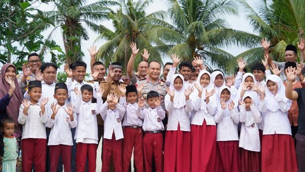 Kapolda Riau Irjen Pol Herry Heryawan mengecek kesiapan Jembatan Merah Putih Presisi di Kampar yang akan segera diresmikan, Senin (23/2/2026). Pada kesempatan itu, Irjen Herry Heryawan juga mengunjungi sekolah dasar dan membagikan bantuan alat sekolah.