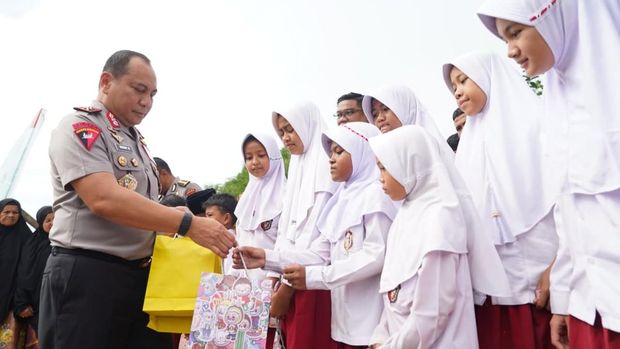 Kapolda Riau Irjen Pol Herry Heryawan mengecek kesiapan Jembatan Merah Putih Presisi di Kampar yang akan segera diresmikan, Senin (23/2/2026). Pada kesempatan itu, Irjen Herry Heryawan juga mengunjungi sekolah dasar dan membagikan bantuan alat sekolah.