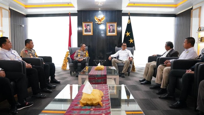 Kapolda Sumsel Irjen Sandi Nugroho menerima kunjungan jajaran SKK Migas Wilayah Sumbagsel di Ruang Delegasi, Mapolda Sumsel, Senin (23/2/2026).