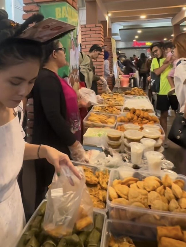 Laris Manis! Karina Ranau Jualan Takjil, Kedainya Diserbu Pembeli