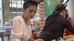 Laris Manis! Karina Ranau Jualan Takjil, Kedainya Diserbu Pembeli