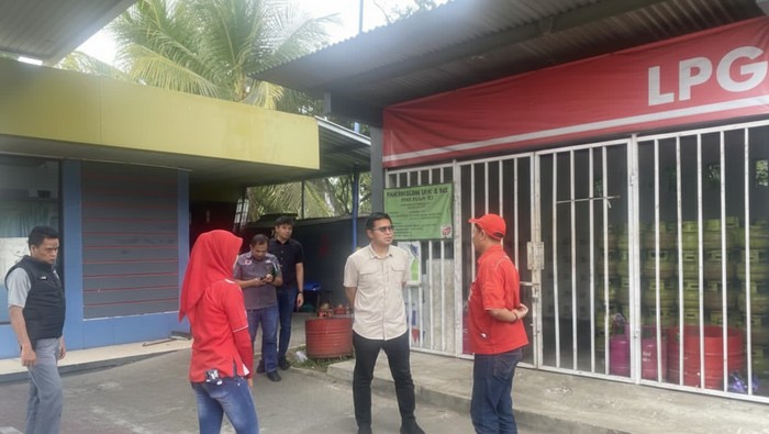 Kasat reskrim Polres Blitar AKP Margono memimpin sidak pangkalan LPG