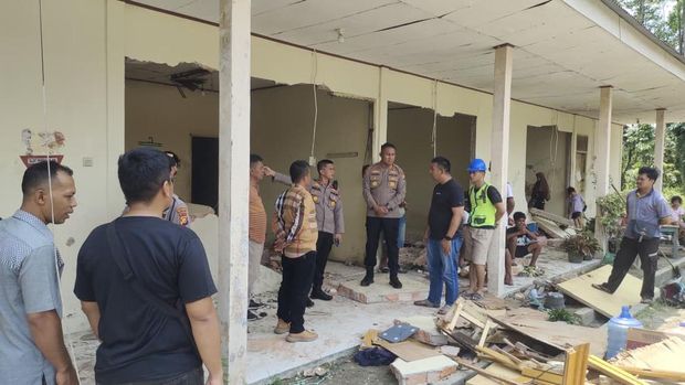 Kawanan gajah liar mengamuk dan merusak mess karyawan di Siak, Riau setelah anaknya kejeblos septic tank, Minggu (22/2/2026).