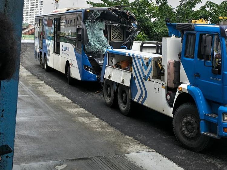 Penampakan Bus Transjakarta Usai Adu Banteng di Jalur Langit