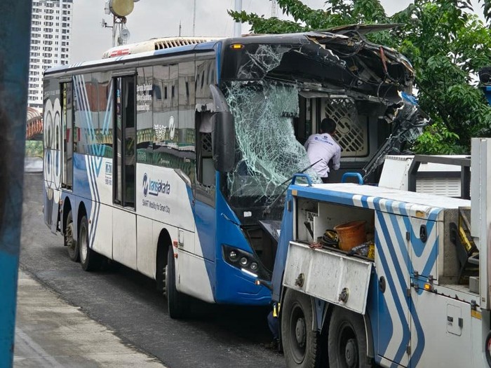 Kecelakaan adu banteng TransJakarta di jalur langit pada 23 Februari 2026.